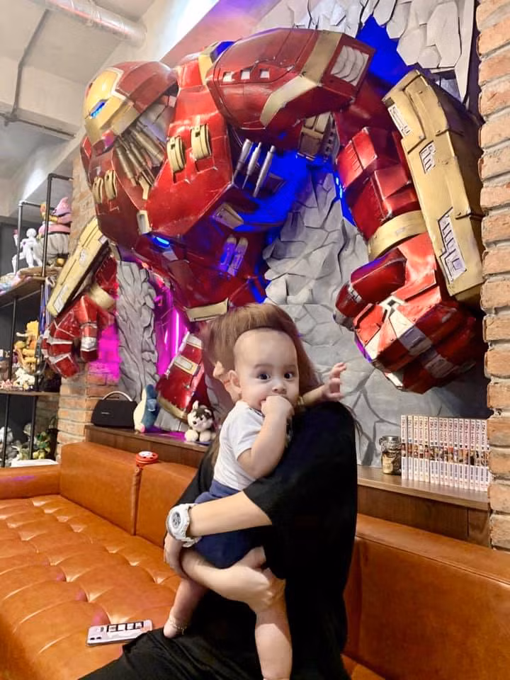 Thậm chí, gái xinh còn bế bé Nhu Nhi, thiên thần thứ hai của vợ chồng Độ Mixi. Điều này chứng tỏ, hot girl này có mối quan hệ thân thiết với gia đình streamer nổi tiếng.