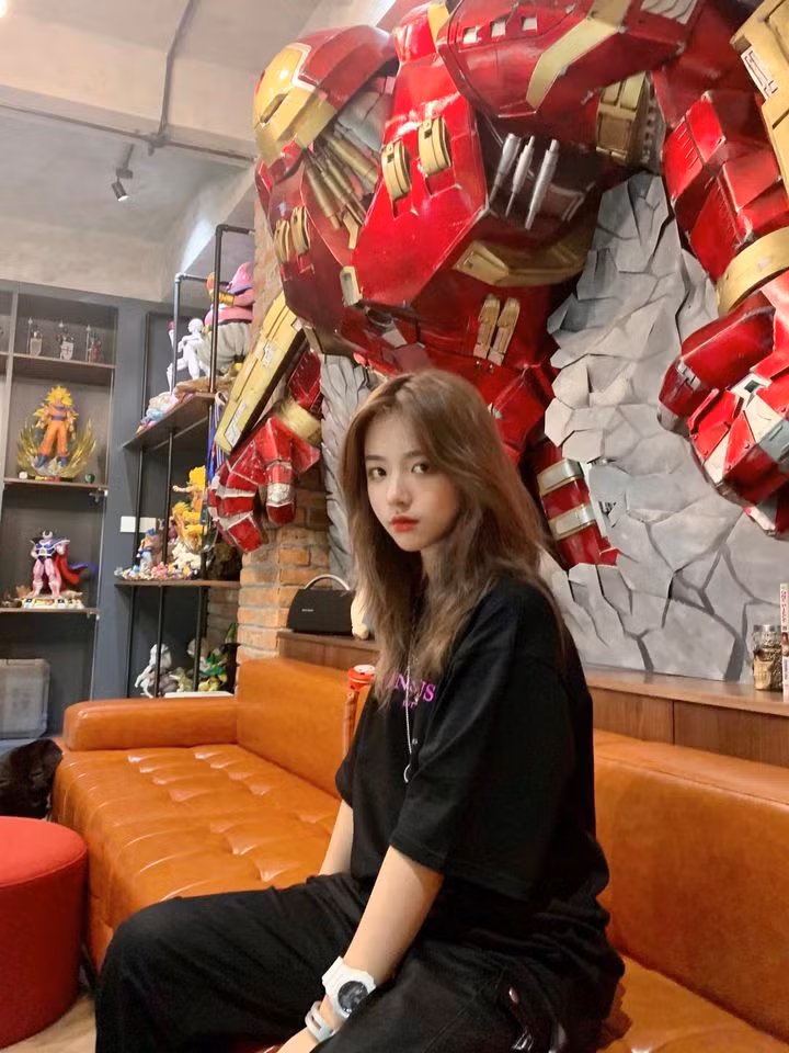 Gai xinh den tham nha Do Mixi, tuong ai hoa nguoi quen noi tieng