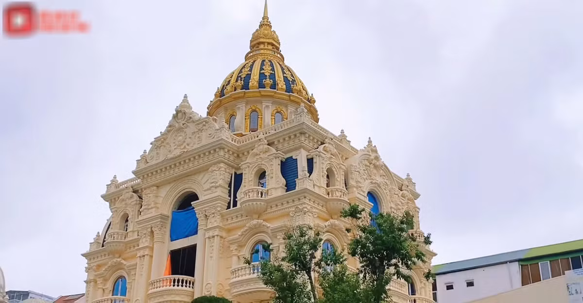 Tòa lâu đài mọc lên sừng sững giữa mặt phố, vì đang trong quá trình hoàn thiện nên xung quanh vẫn được rào chắn cẩn thận. Tuy vậy, dân mạng đã bắt đầu xôn xao về thiết kế của tòa lâu đài lộng lẫy này.