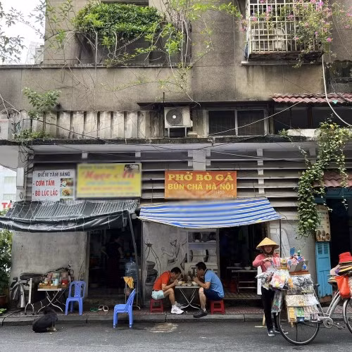 Trong bài đăng mới nhất, Johnny Đặng ăn mặc giản dị, vào ăn sáng tại một quán vỉa hè tại TP HCM. Anh còn tranh thủ tạo dáng, chụp vài kiểu ảnh với chiếc xe máy bán hàng rong mượn được.