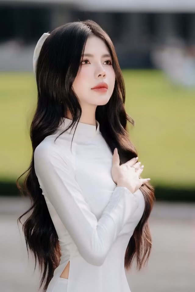Trong loạt ảnh, Mai Dora diện áo dài trắng đơn giản nhưng tinh tế, tôn lên vóc dáng thon gọn và thần thái nhẹ nhàng, duyên dáng.