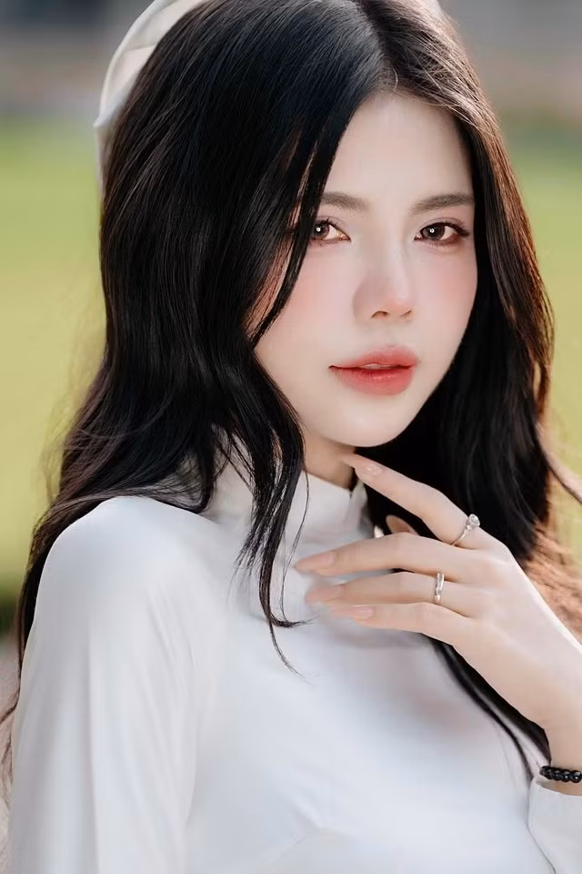 Bối cảnh Dinh Độc Lập cũng như ý nghĩa của ngày 30/4 càng làm nổi bật vẻ đẹp nền nã, thanh lịch của nữ MC. Lối trang điểm nhẹ nhàng, mái tóc buông xõa tự nhiên càng giúp cô ghi điểm trong mắt người xem.