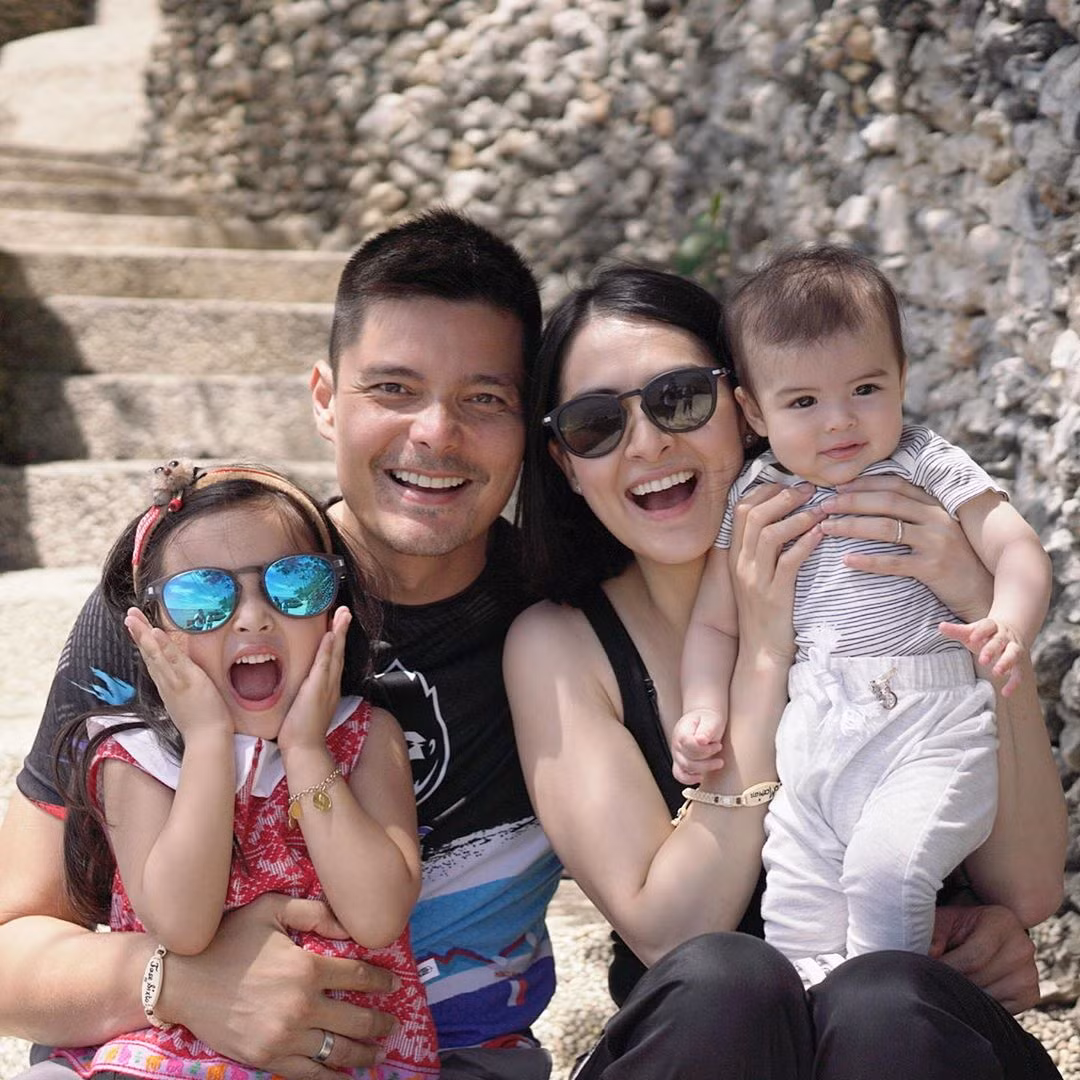 Zia thừa hưởng vẻ đẹp ngọt ngào của mẹ, dù mới 5 tuổi nhưng cô bé đã nổi tiếng chẳng kém một ngôi sao giải trí nhờ vẻ ngoài trong sáng, đáng yêu.