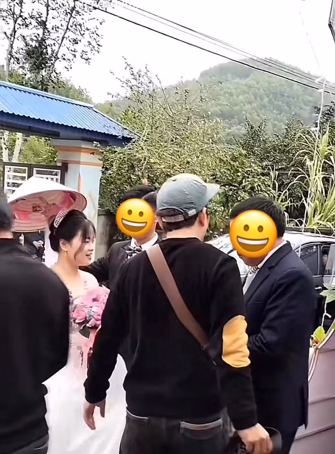 Vừa mới đây, trên mạng xã hội xuất hiện đoạn clip của một người đi dự đám cưới. Đáng chú ý hơn cả khi cô dâu được chụp lại trong loạt ảnh này được cho là có nét giống Phúng Phính Hà Giang - Mua Thị Dua với gương mặt tròn bầu bĩnh, nụ cười tươi tắn.
