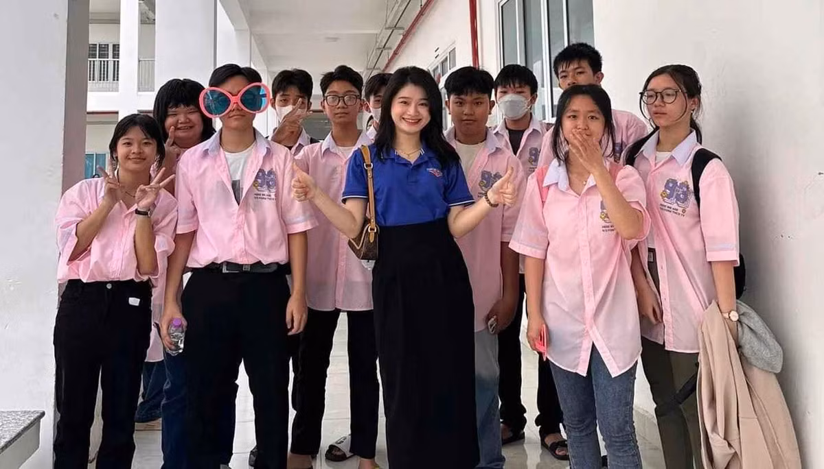 Cô giáo Lê Nguyễn Thái Vy (sinh năm 1999) hiện là giáo viên môn Ngữ văn bậc THPT của trường Cao đẳng Kỹ thuật Công nghệ Nha Trang (tỉnh Khánh Hòa).