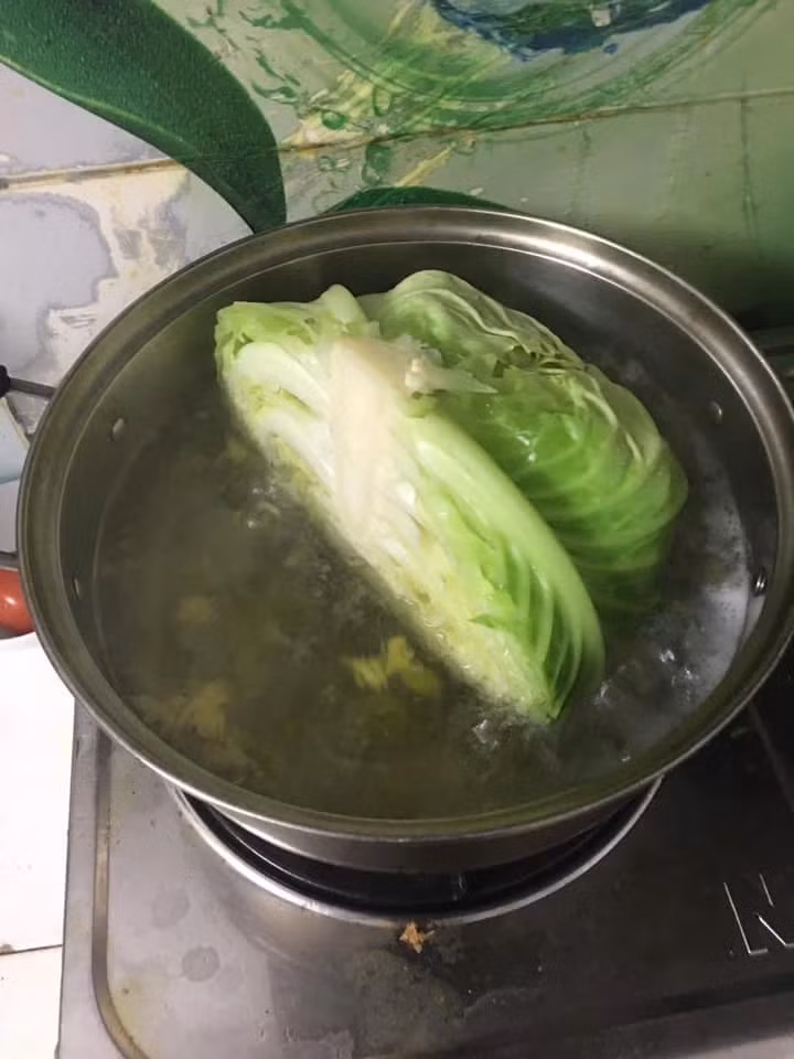 Màn luộc bắp cải bá đạo nhanh chóng trở thành chủ đề bàn tán xôn xao của các dân mạng.