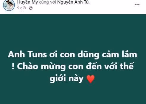 Trên trang cá nhân, "cô chủ tiệm nail" Huyền My chia sẻ: "Anh Tún ơi, con dũng cảm lắm, chào mừng con đến với thế giới này". Bà xã Anh Tú không quên gửi lời "Gia đình em bé vô cùng cảm ơn tất cả mọi người ạ"