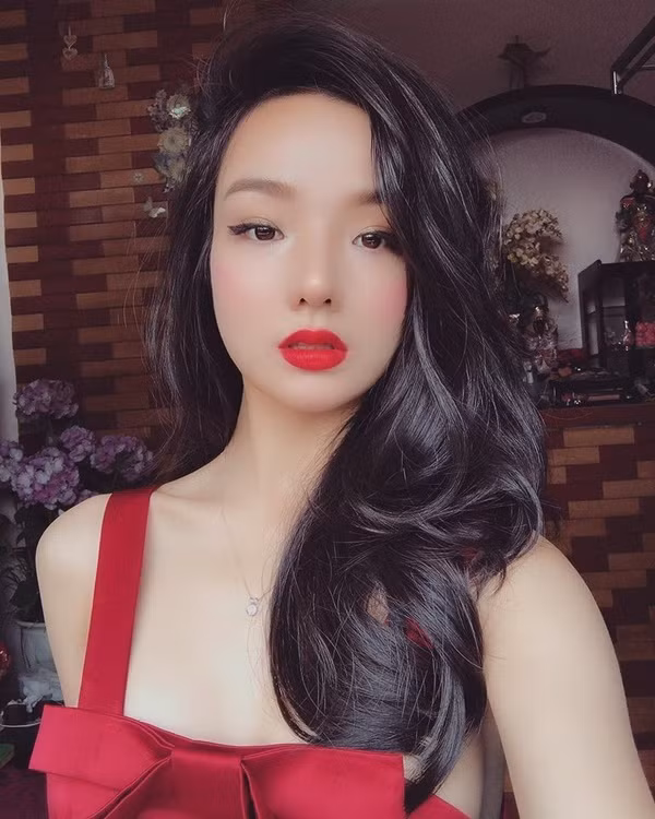 Nhiều fanpage bóng đá tại Hàn Quốc và Việt Nam thời điểm đó đã liên tục chia sẻ đoạn phỏng vấn và không quên dành những lời có cánh cho nhan sắc và khả năng tiếng Anh của Thủy Tiên.