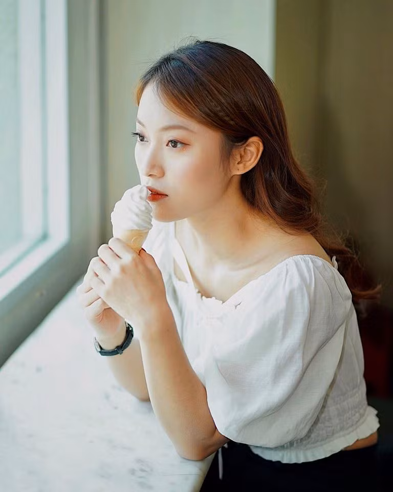 Khánh Vy hiện đang là nữ MC – host của 8 Ielts – một chương trình dạy tiếng anh trên VTV7. “Con nhà người ta” là danh từ chính xác nhất để nói về cô nàng 22 tuổi này.