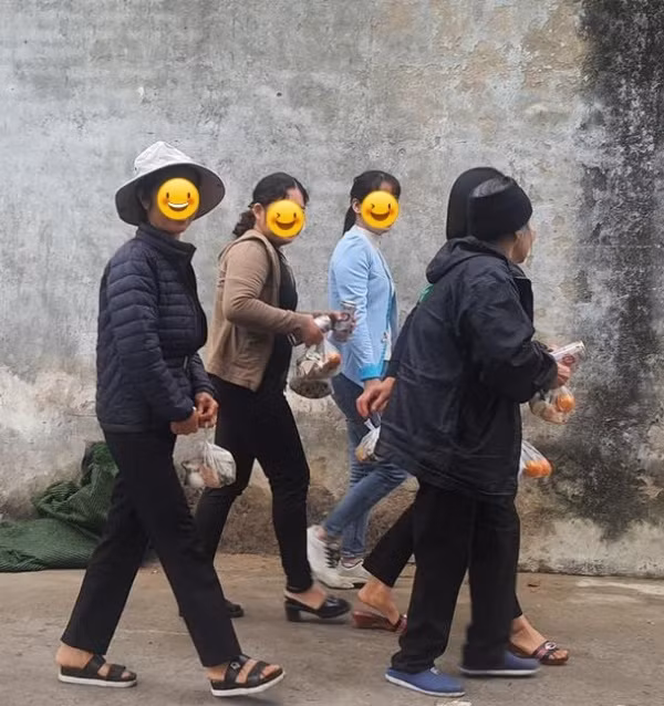 Chị Tuyết Mai chia sẻ: "Con trai tôi rất kén ăn. Trong số những món đặt trên mâm, cháu chỉ thích ăn tôm. Sau khi ăn hết một con tôm to, cháu lại đòi ăn nữa. Thấy đĩa tôm chỉ có 6 con trong khi mâm của tôi ngồi 7 người (6 người lớn, 1 trẻ con), tôi hơi ái ngại. Tôi gắp cho con món khác nhưng cháu không chịu, nhất quyết chỉ vào đĩa tôm...