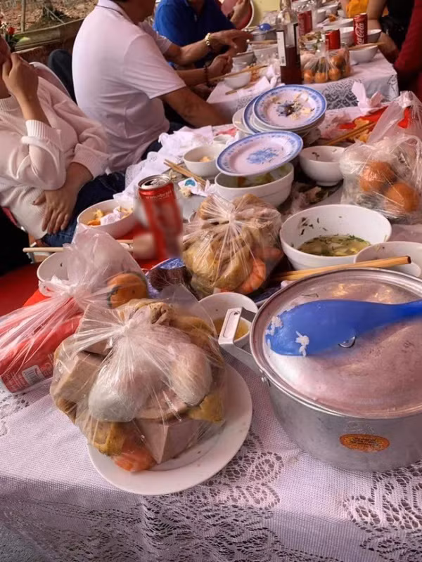 Trong lúc ăn vì con trai chị khá kén ăn nên chỉ thích ăn tôm. Tuy nhiên, khi cháu vừa ăn 1,2 con, mọi người trong mâm đã nhao nhao chia phần vì sợ đứa trẻ ăn hết.