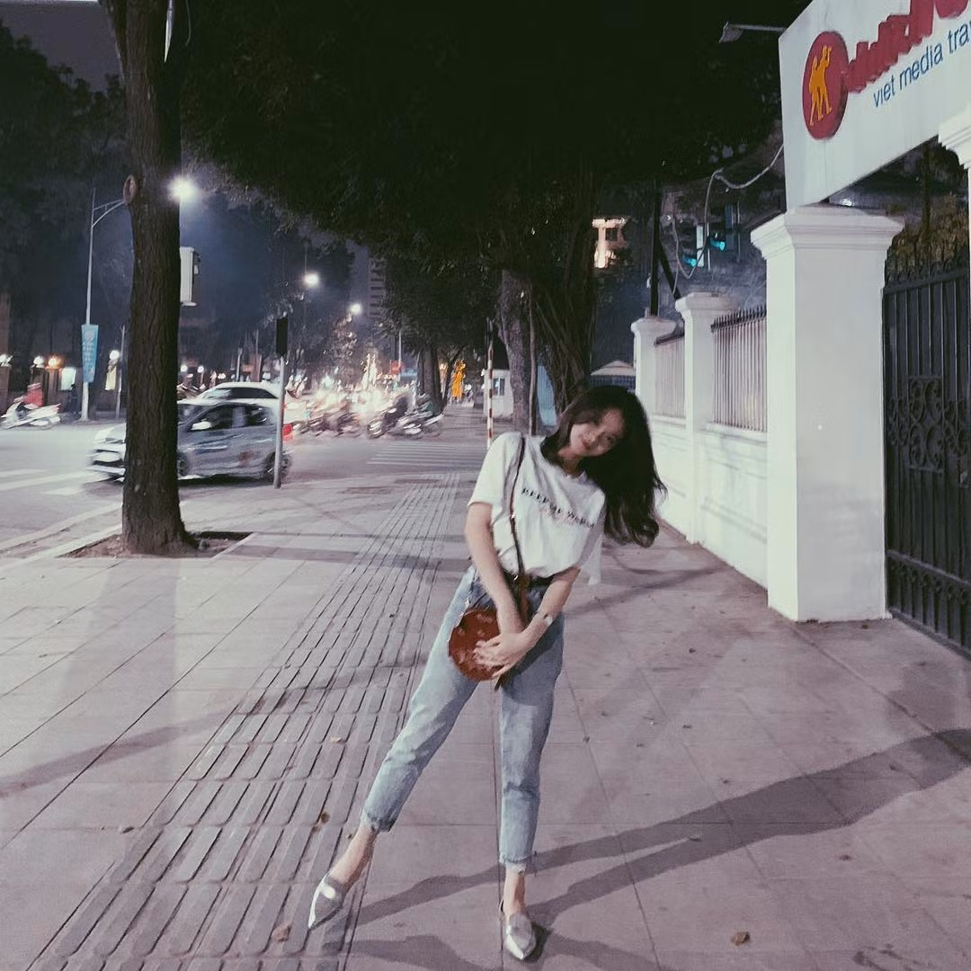 Linh Ka được nhận xét là duyên dáng hơn khi mặc những bộ trang phục kín đáo, đúng lứa tuổi. Như set đồ này, cô chọn mặc chiếc váy may bằng vải ren xếp tầng nhẹ nhàng.