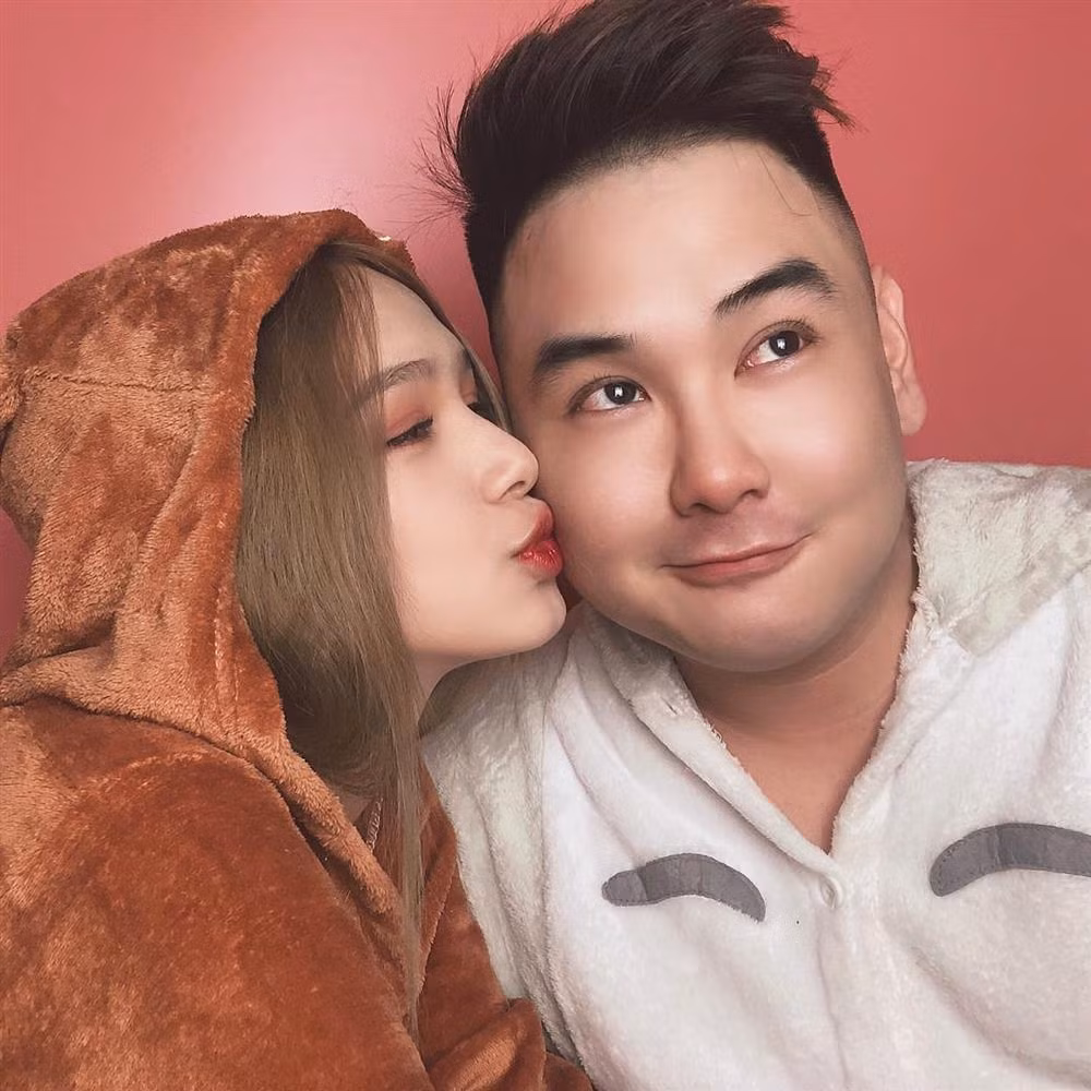 Dịch rảnh rỗi, "vợ streamer giàu nhất Việt Nam" là Xoài Non có thời gian "tám" chuyện với mọi người hơn.
