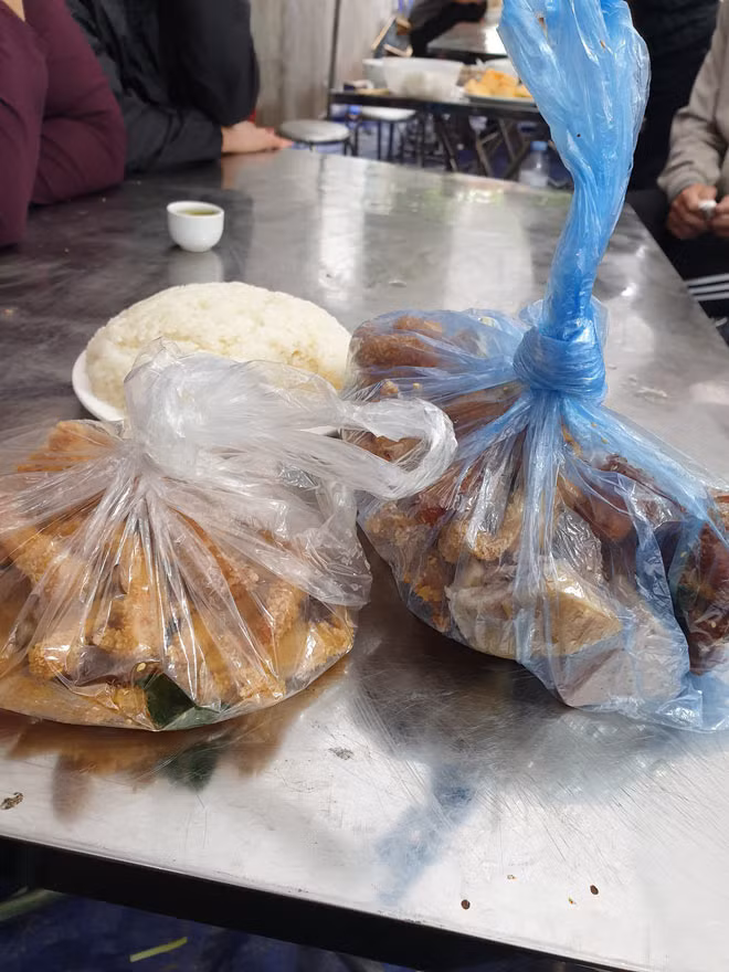 Thậm chí, một số người còn cho rằng cần xóa bỏ ngay việc lấy phần mang về khi đi ăn cỗ bởi nó không còn hợp với hoàn cảnh hiện tại.