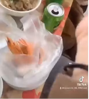 "Ăn 1 bữa cỗ to thì không thể hết luôn được, lấy mang về thế này lại đỡ lãng phí chứ để lại thì người ta cũng bỏ đi thôi mà" hay "Gia đình người ta chả mừng quá chứ khách ăn không hết mà để lại cũng xử lý không nổi"... là những ý kiến ủng hộ cho việc đi ăn cỗ chia phần mang về.