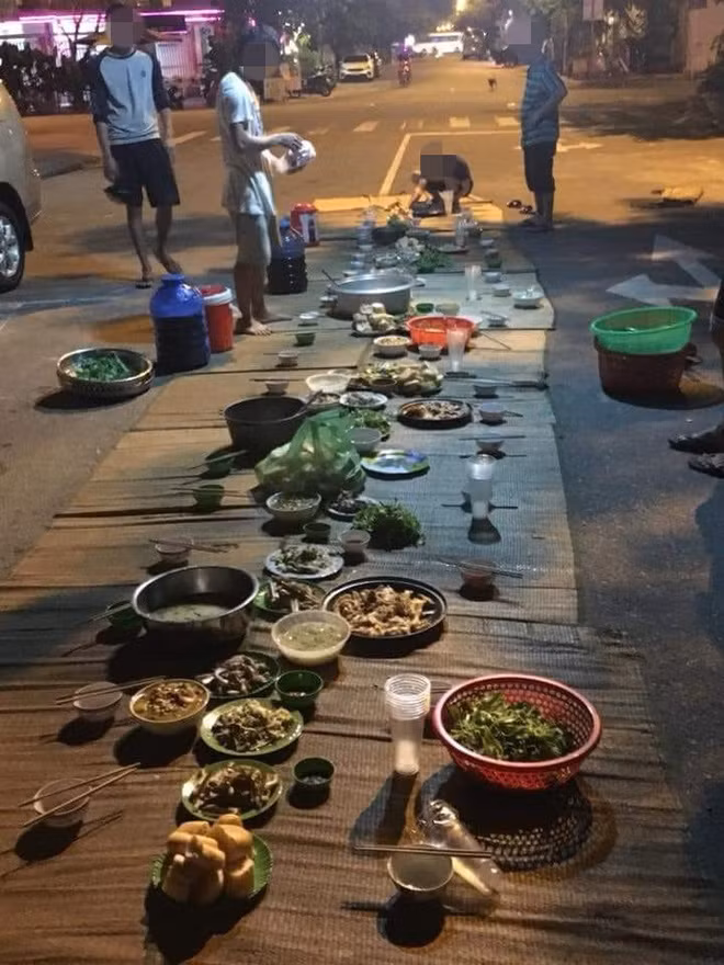 Một gia đình từng gây bức xúc khi bày mâm cỗ ra giữa đường để ăn.