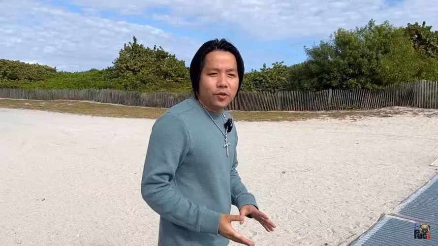Qua hình ảnh ghi lại cho thấy, nam YouTuber không cần đến dụng cụ hỗ trợ di chuyển song quá trình đi lại vẫn chưa hoàn toàn bình phục, tự nhiên như người bình thường. Anh đi vẫn còn bị giựt giựt như robot, thường xuyên phải ngồi nghỉ.