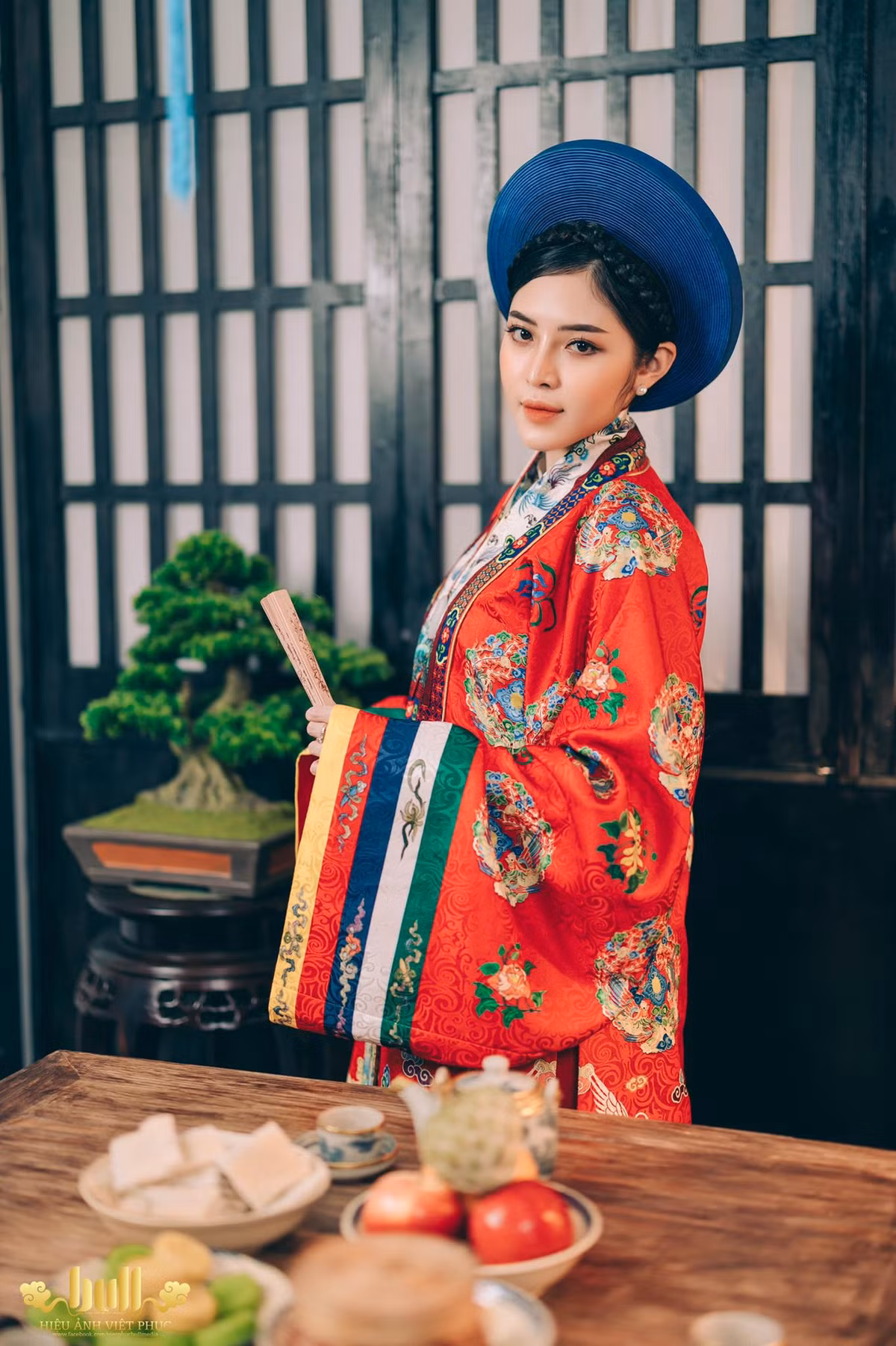 Khi diện bộ cổ phục này, Quế Chi nhận về vô vàn lời khen từ những người theo dõi cô trên trang cá nhân. Thậm chí, nhiều thành viên còn để lại những lời có cánh ví nữ tiếp viên hàng không 9X này đẹp chẳng kém các vương phi, hoàng hậu thời xưa.
