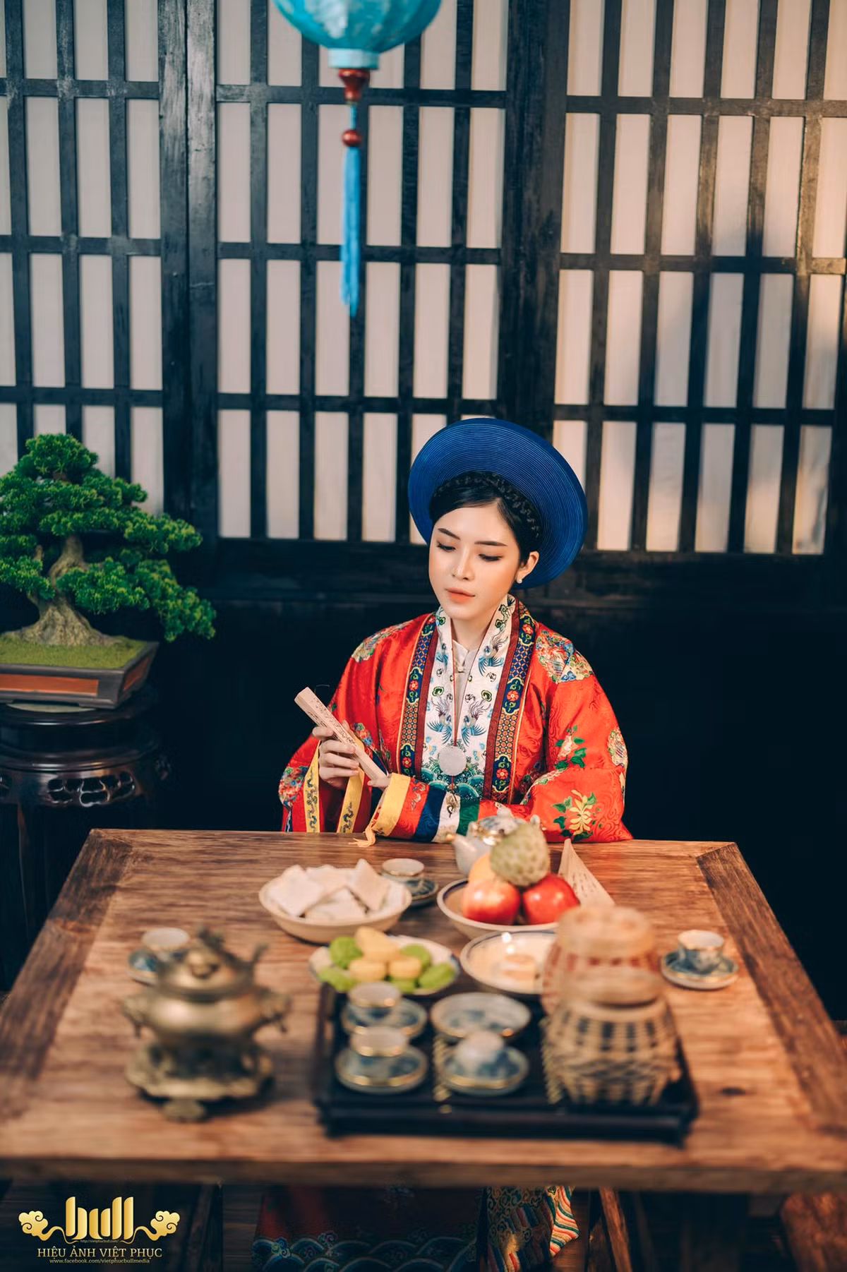 Chiếc áo Tấc mà Quế Chi diện tạo vừa nền nã, sang trọng.