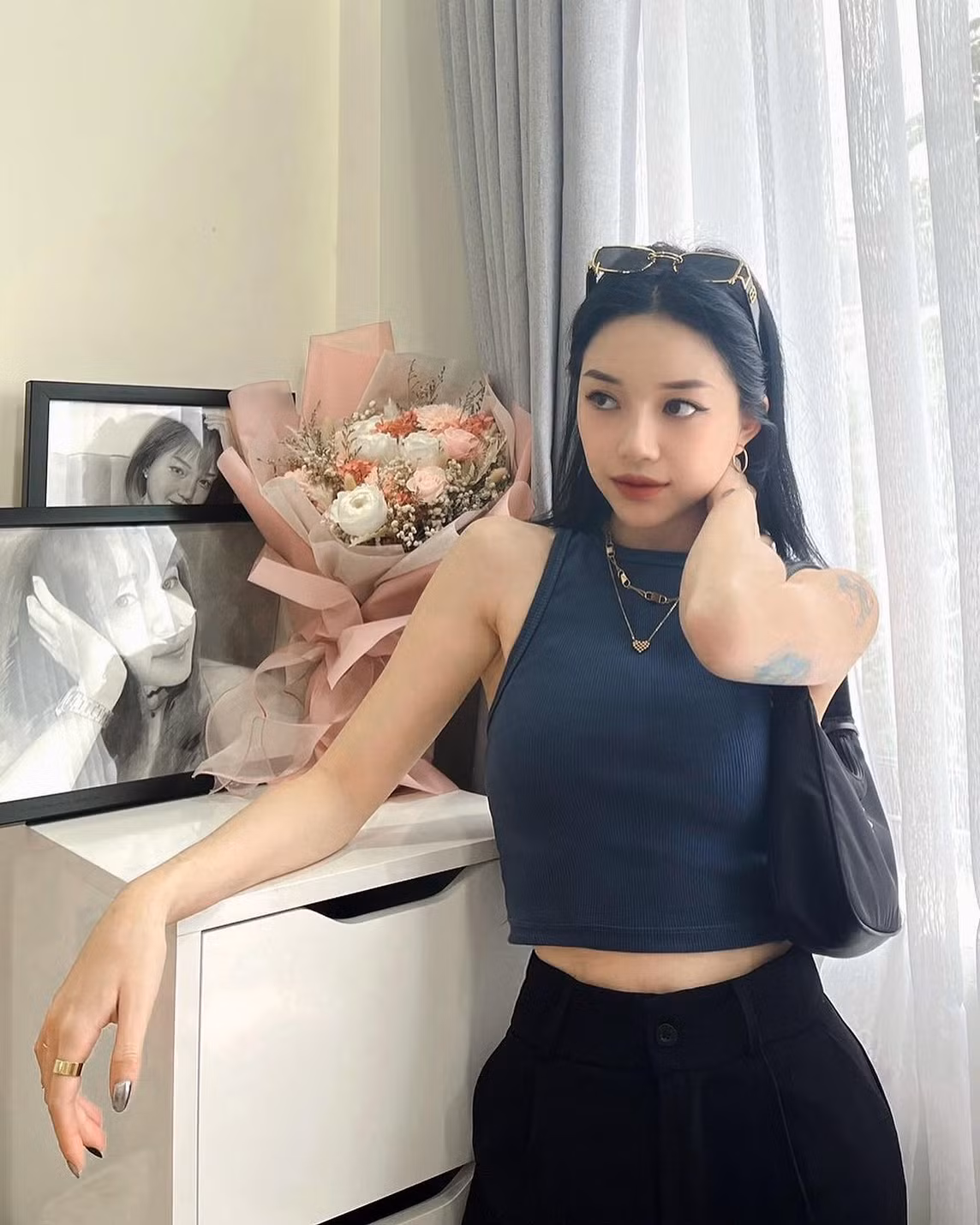 Chỉ sau vài năm vào Sài Gòn lập nghiệp, Linh Ngọc Đàm đã mua được nhiều tài sản bất động sản và mở quán cafe riêng bên cạnh sự nghiệp streamer của mình. Ảnh: FBNV