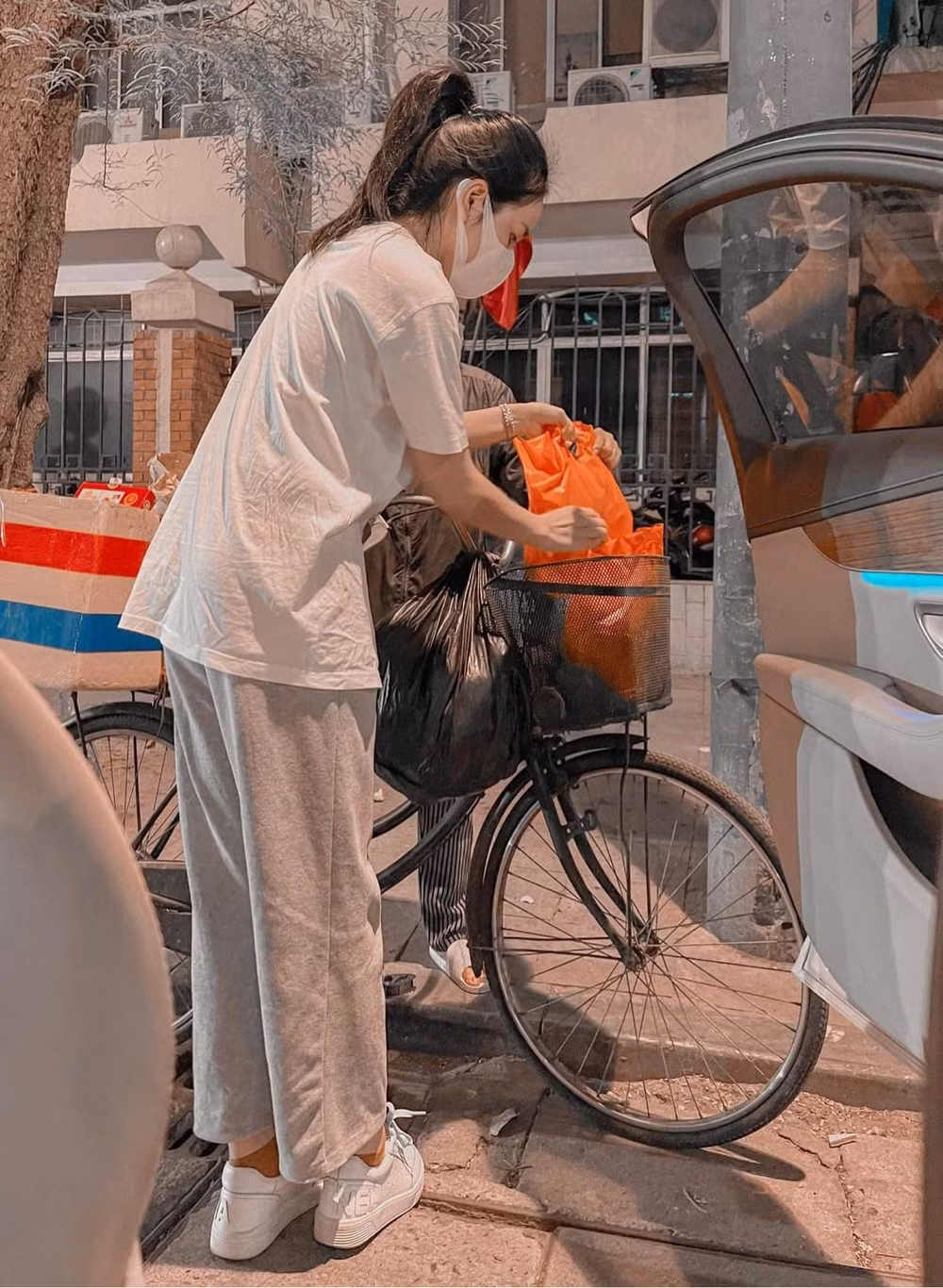 Không chỉ khoe công việc hay dáng vóc, Linh My cũng thường cho con trai lên sóng mạng xã hội. Trong ngày lễ Giáng sinh, vợ cũ Huy Cung tâm sự: "Năm nay dịch, baby của mẹ không được đi chơi noel nên ở nhà bóc thật nhiều quà nhé! Yêu cục kim cương của mẹ".