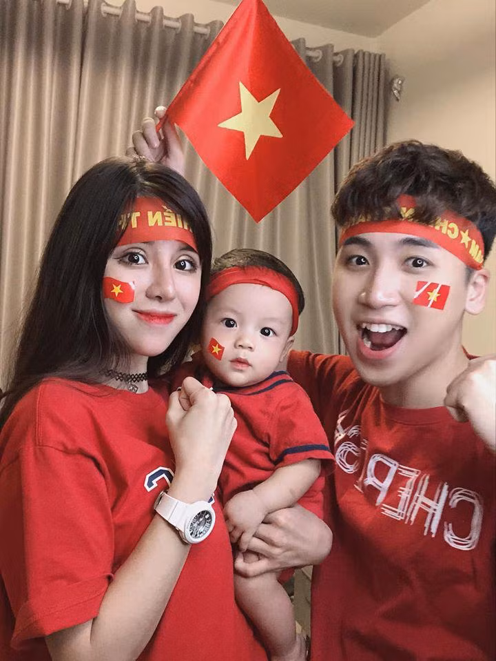 Tháng 4/2021, YouTuber Huy Cung bất ngờ xác nhận thông tin đã ly hôn với vợ hot girl sinh năm 1997. Sau gần một năm trôi qua, sự thay đổi của Mỹ Linh (Linh My) khiến dân mạng ngỡ ngàng.