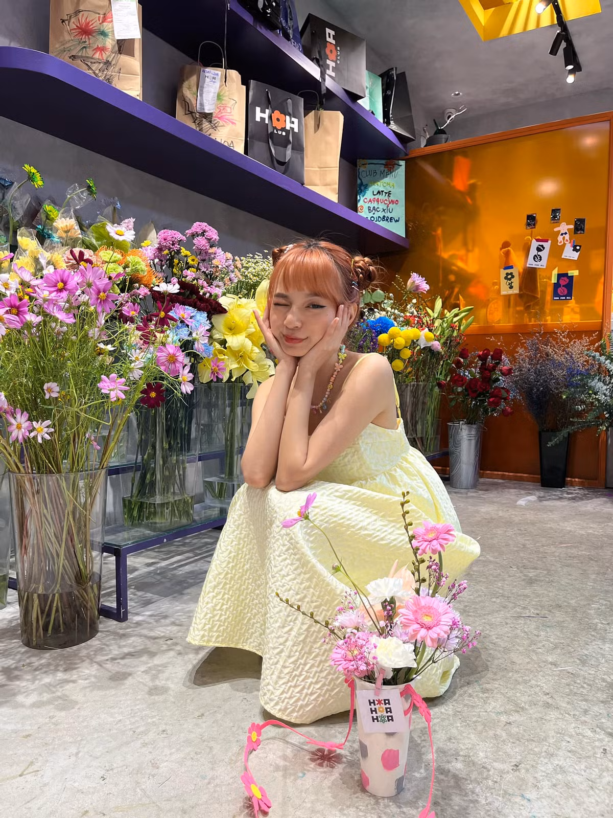 Kim Chi tiết lộ hiện tại mình đang độc thân. Cô bạn còn cho biết "mình nhìn vậy thôi chứ tỏ tình toàn bị từ chối thôi. Mình cũng không biết sao nữa. Cũng khá tự tin là mình nhìn được thế mà lận đận lắm".