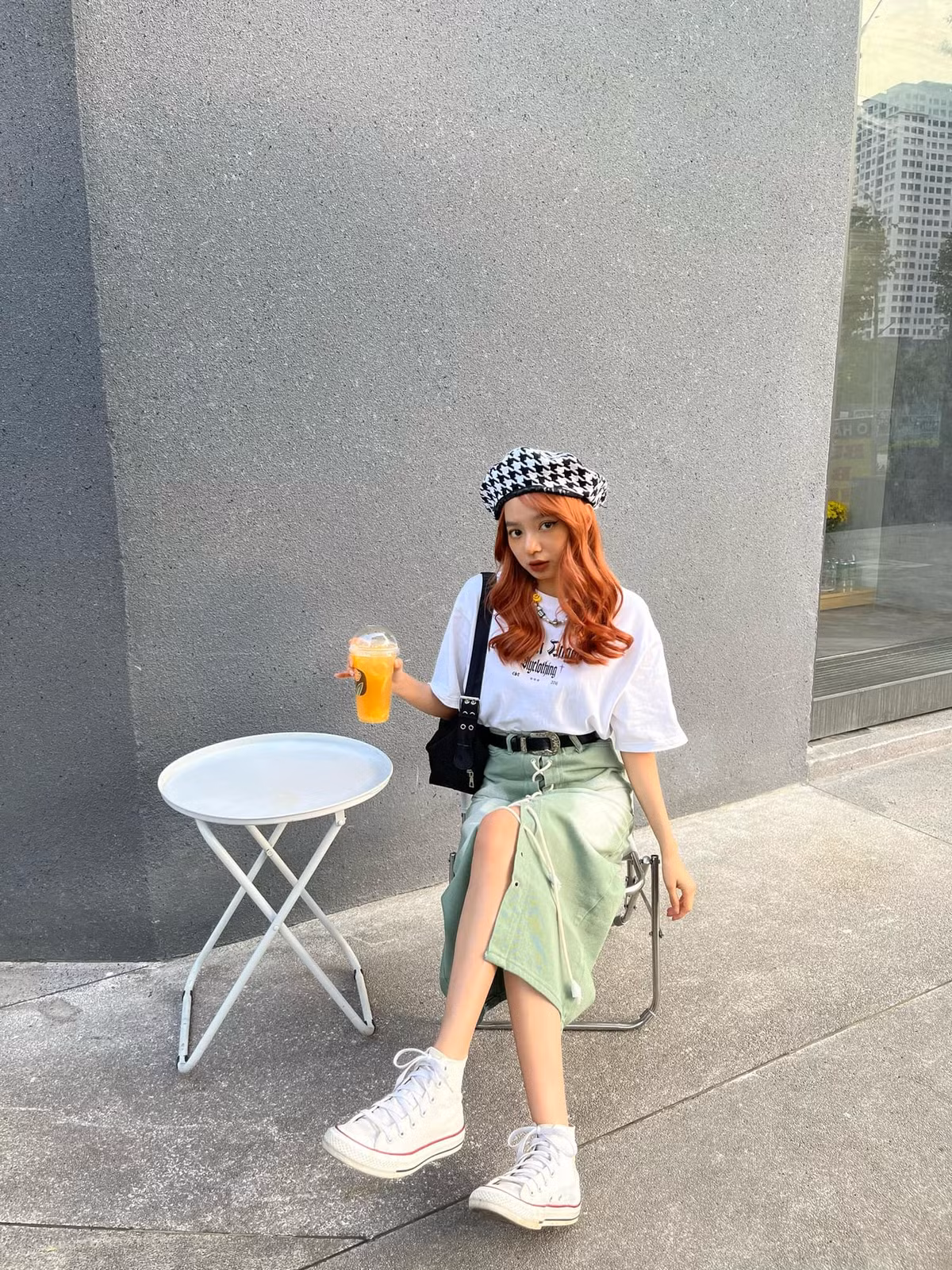 Vũ Ngọc Kim Chi sở hữu khuôn mặt tròn xinh xắn, bầu bĩnh đáng yêu nhưng đôi môi căng mọng lại khiến cô bạn trở nên quyến rũ chỉ sau một nốt nhạc.