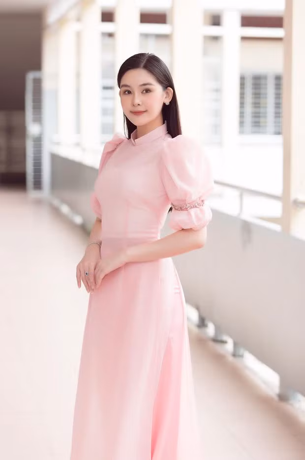Giảng viên Lê Âu Ngân Anh trong ngày khai giảng để tóc buông thẳng, tôn vẻ đẹp nhẹ nhàng, nền nã trong áo dài màu hồng.