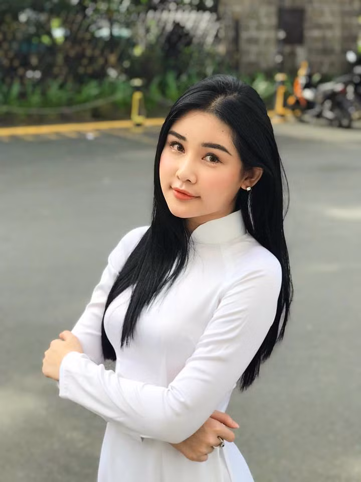 Hình ảnh Lê Âu Ngân Anh trong tà áo dài trắng.