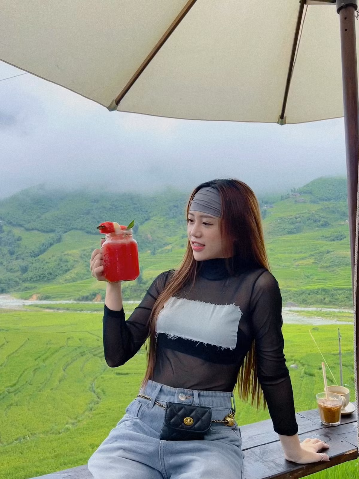 Mai Linh Zuto là nữ streamer nổi tiếng trong cộng đồng game với lượng người theo dõi đông đảo. Cô không chỉ được biết đến với vẻ ngoài xinh đẹp, vóc dáng hấp dẫn mà còn bởi khả năng tạo ra nội dung đa dạng, thu hút người xem.