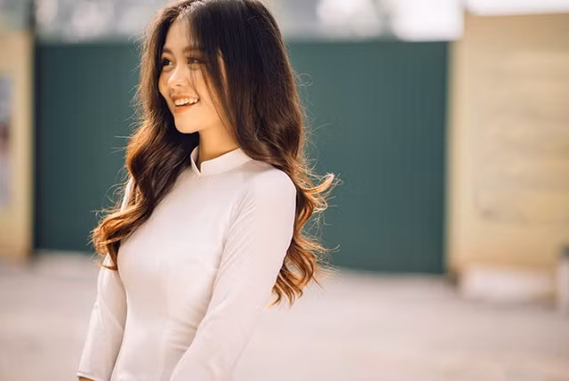 Bảo Ngọc luôn được mọi người yêu mến bởi tính cách hòa đồng, vui vẻ, đặc biệt là nụ cười trong trẻo đầy duyên dáng.