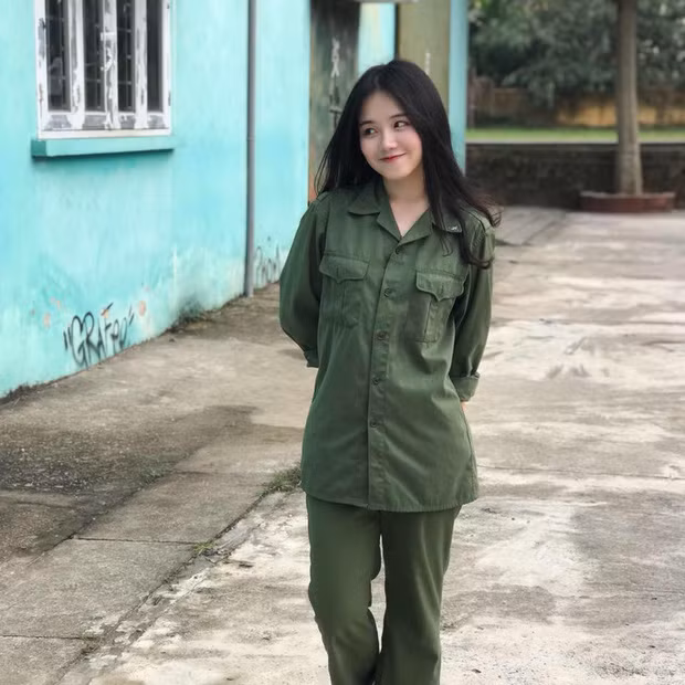 Huyền Minh sở hữu vẻ ngoài khá nhỏ nhắn, đáng yêu. Nhìn cô bạn, ai cũng có cảm giác muốn chăm sóc, bảo vệ.