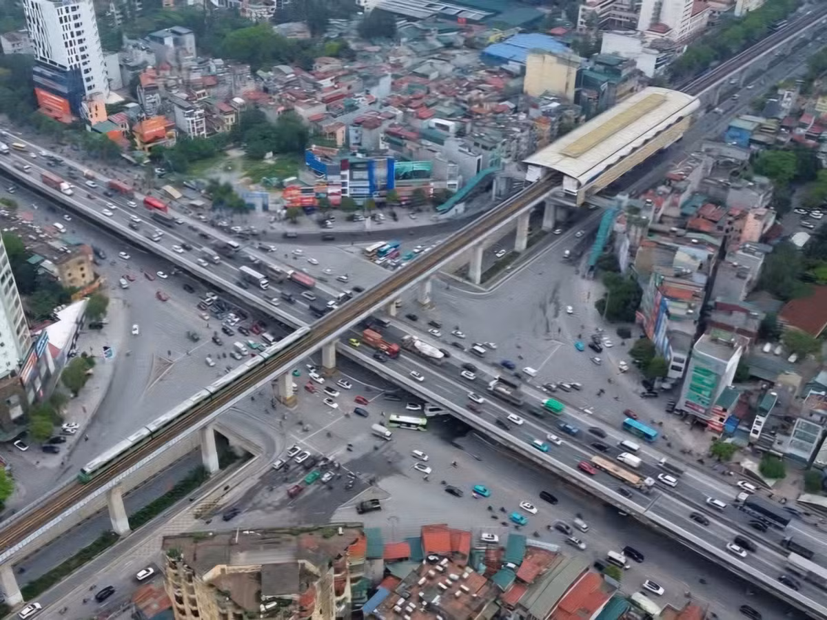 Trên đường Vành đai 3 trên cao, các phương tiện xếp hàng dài để di chuyển theo hướng đi Mai Dịch (quận Cầu Giấy).