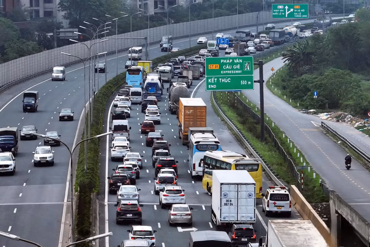 Hàng dài xếp hàng để vào thành phố tại đường cao tốc Pháp Vân - Cầu Giẽ.