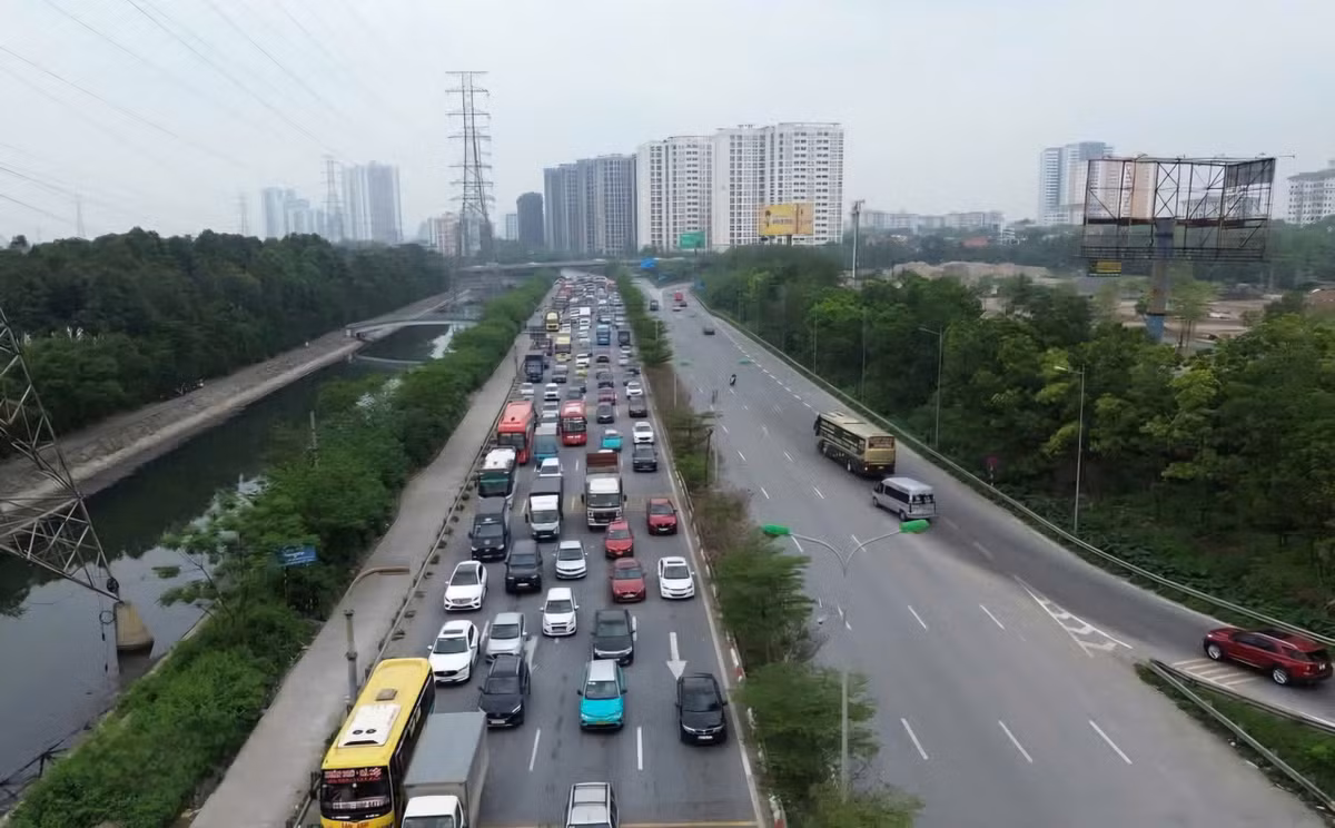 Cục CSGT khuyến cáo người dân trở lại thành phố sau kỳ nghỉ lễ cần lưu ý chấp hành nghiêm Luật Trật tự, an toàn giao thông đường bộ, tuân thủ hiệu lệnh đèn tín hiệu và người chỉ huy giao thông.