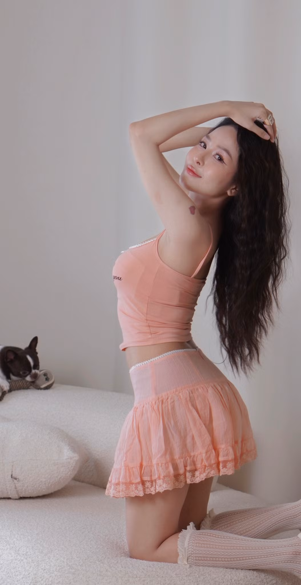 Mới đây trên trang cá nhân, hot girl Trâm Anh gây chú ý khi đăng tải loạt ảnh diện trang phục có tông màu hồng, khoe vẻ đẹp ngọt ngào, cá tính. Theo đó, cô phối áo hai dây mảnh cùng chân váy ngắn dáng xòe, kết hợp vải ren mỏng manh.