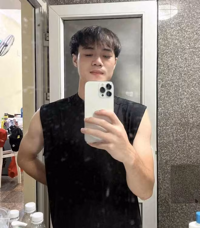 Mới đây, Văn Toàn đăng tải một bức hình mới cùng em gái ruột, khi cả hai cùng lên chùa hồi đầu năm, trên trang cá nhân.