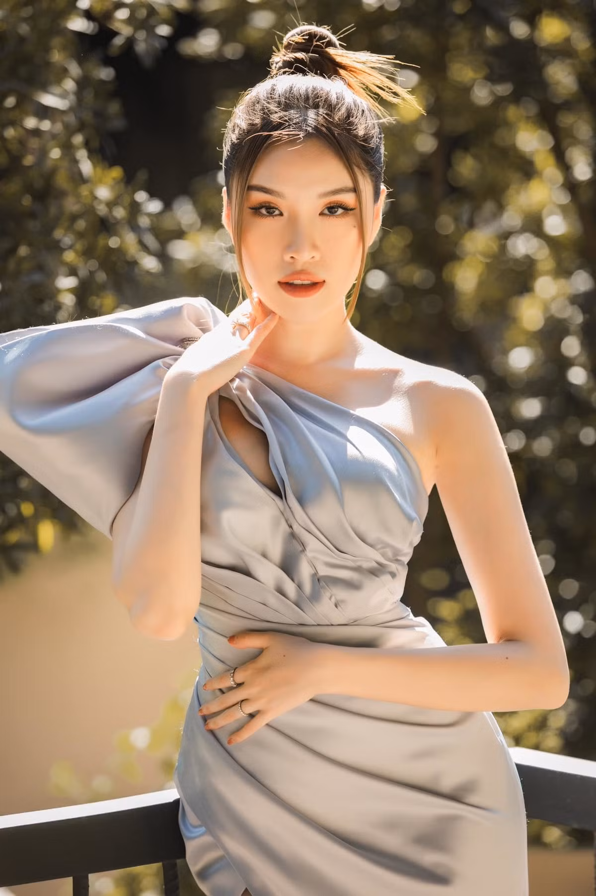 Sau khi tham gia Hoa hậu Hoàn vũ Việt Nam, Thanh Thanh Huyền quyết định vào TP HCM sinh sống và học ngành Truyền thông Đa phương tiện ở ĐH Công nghệ TP.HCM (HUTECH).