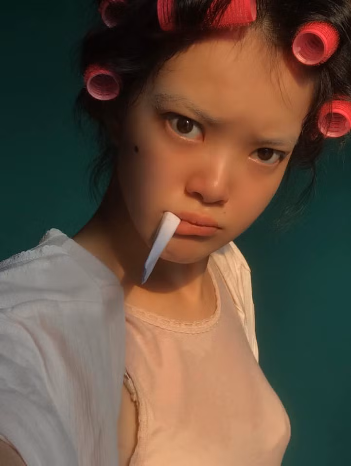 Không thể không thừa nhận, Michelle Lai tái hiện rất đúng tinh thần của giới trẻ ngày xưa. Dù bây giờ nhìn lại thì có thể trông hơi buồn cười nhưng ở thời đó, những ai biết "đu trend" này đều là người rất sành điệu.