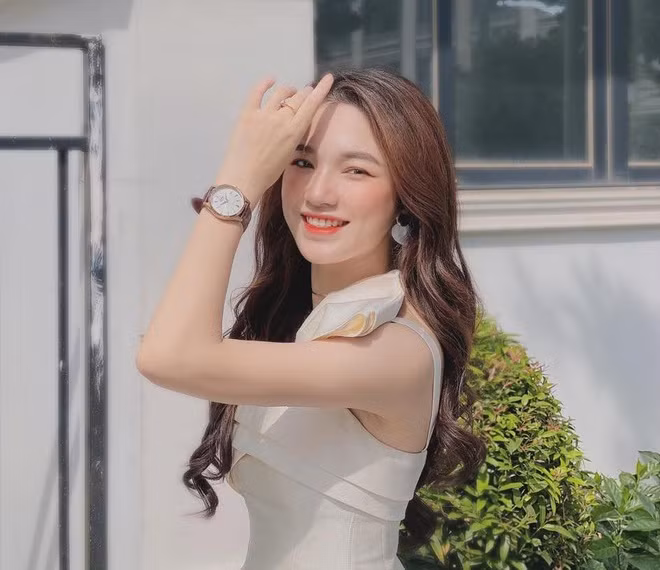 Nói về trải nhiệm những ngày đầu đứng lớp, nữ giảng viên xinh đẹp Hồng Ngọc tâm sự đó là khoảng thời gian không mấy suôn sẻ, khi các bạn sinh viên không thích môn cô dạy.