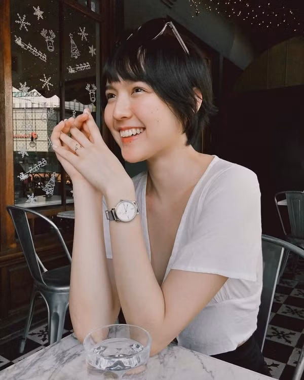 Theo nhiều người nhận xét, người xem khó lòng mà đoán được đâu là thật, đâu là diễn bởi năng lượng mà Hải Tú tỏa ra không hề "giả trân", hệt như họ là một cặp đôi đã quen biết nhau lâu, đặc biệt trong MV Chúng Ta Của Hiện Tại.