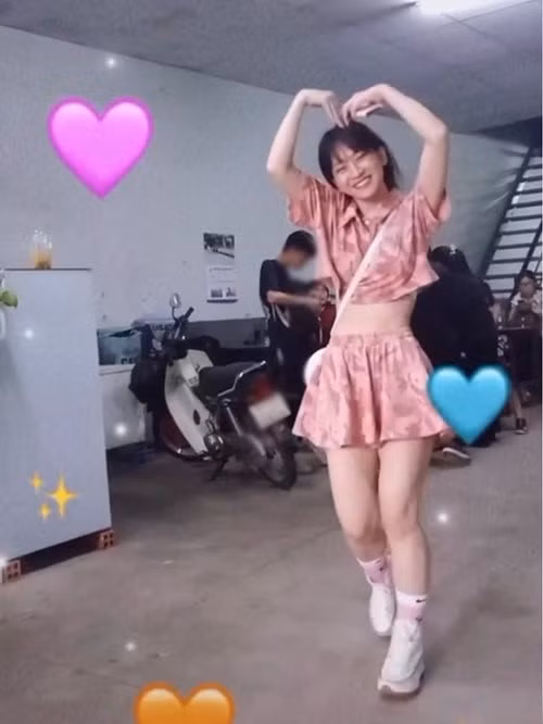 Có thể thấy so với ảnh sống ảo, Lê Bống ngoài đời không quá cao. Đôi chân cô nàng cũng gặp nhược điểm là kém thon gọn, không giống như clip TikTok.