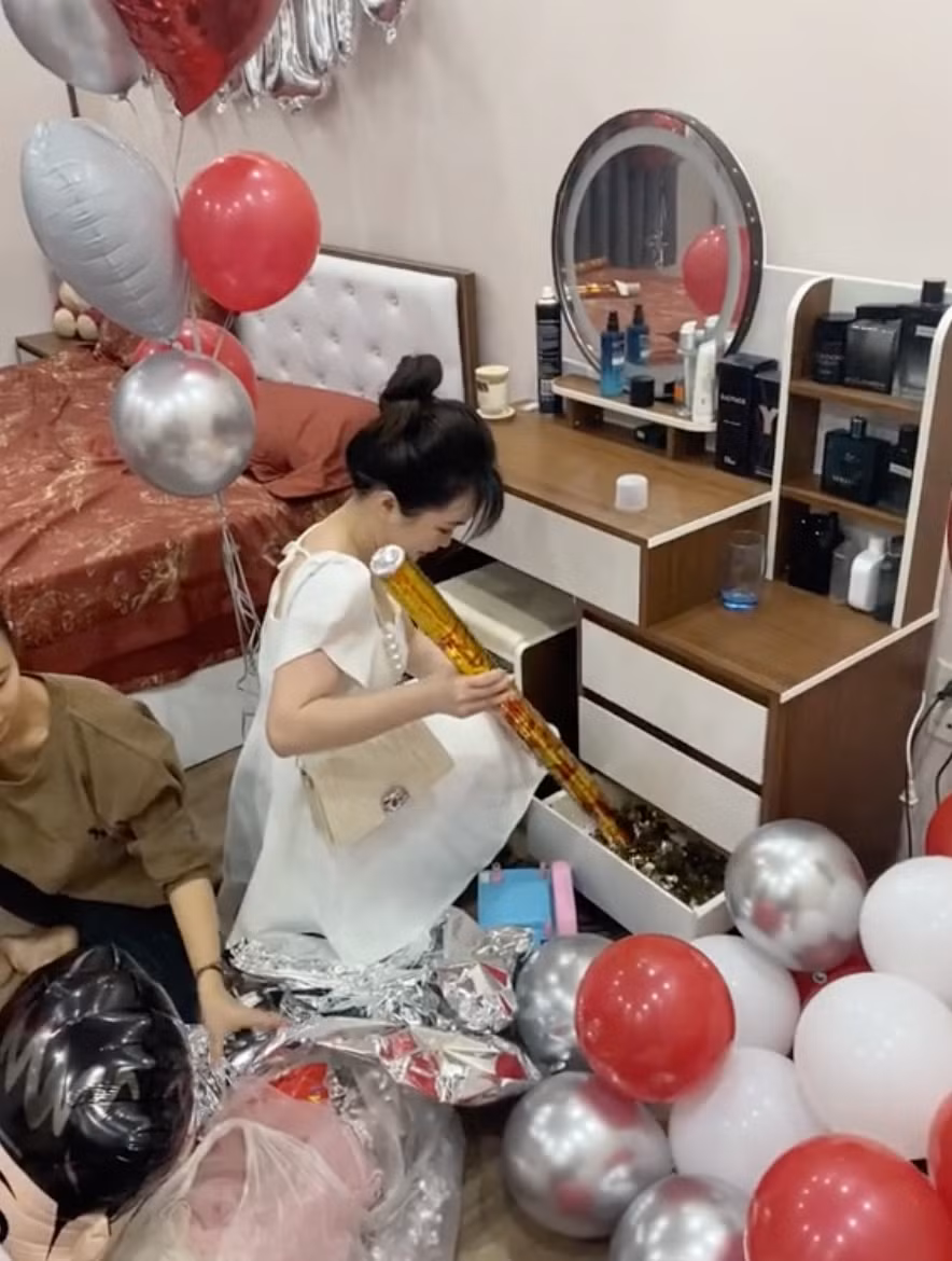 Có lẽ bất cứ cô dâu, chú rể nào cũng mong muốn ngày cưới của mình được trọn vẹn nhất, tất cả mọi thứ đều tinh tươm, sạch sẽ trong đó bao gồm cả phòng cưới.