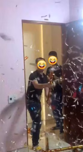 Sau đó, chờ đôi vợ chồng son bước vào phòng tân hôn, hai, ba thanh niên bất ngờ nhảy ra, bắn pháo giấy khắp nơi. Cũng vì thế mà cả căn phòng trở thành một mớ hỗn độn. Đồ trang trí bị làm rơi, đâu đâu cũng toàn vụn giấy.