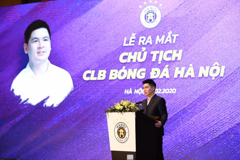 Mặc dù từng vướng phải không ít nghi ngờ về năng lực nhưng Vinh Quang đã nhanh chóng khẳng định được bản thân của mình, không riêng vị trí được người bố quyền lực trao cho.