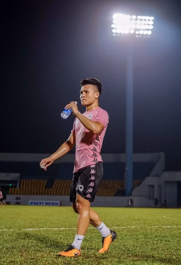 Quang Hai ra di, chu tich CLB Ha Noi co dong thai an y