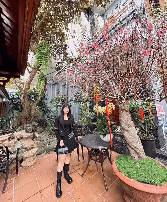 Vợ Bùi Tiến Dũng sinh ra trong một gia đình khá giả, làm kinh doanh ở Bắc Ninh. Từ nhỏ, cô đã được bố mẹ chiều chuộng hết mực, nhưng Khánh Linh lại rất biết tự lập và không phụ thuộc vào gia đình.