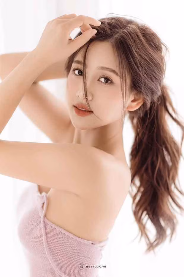 Sự xuất hiện của gái xinh quê Bắc Kạn tại SVĐ Hàng Đẫy hôm nay giúp đồn đoán của fan càng thêm cơ sở
