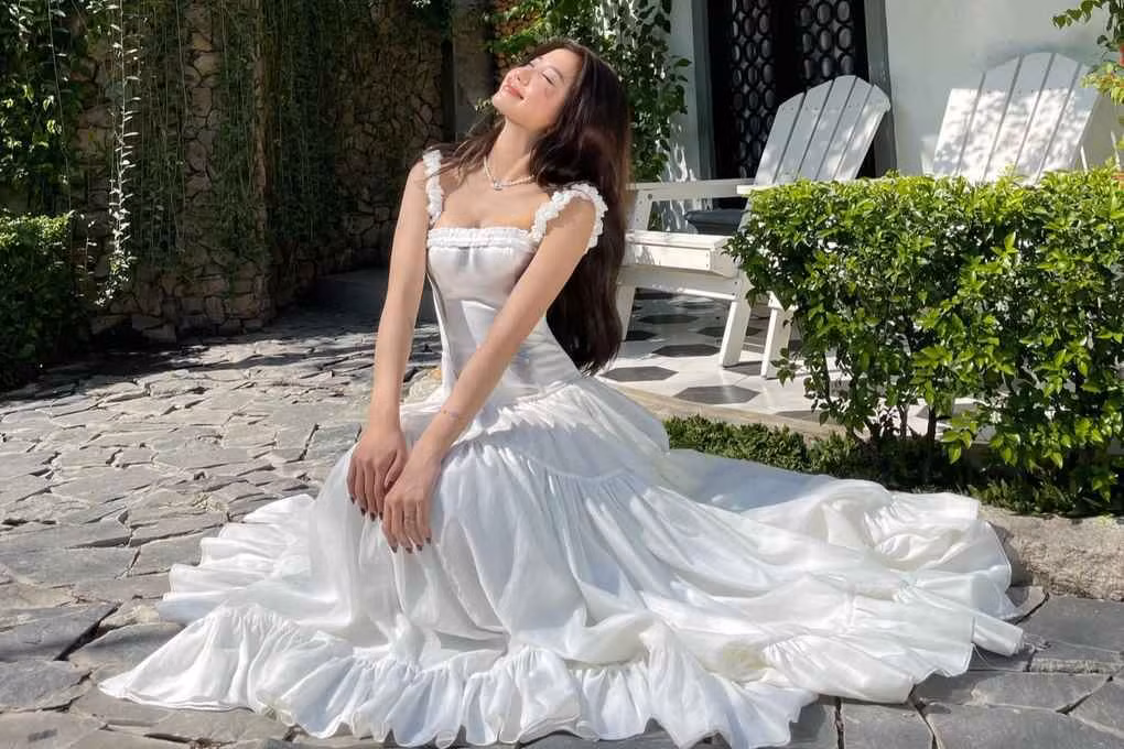 Hiện tại, Khánh Huyền có được những thành công nhất định trong sự nghiệp nghệ thuật. Tên tuổi của cô cũng nhanh chóng được các nhãn hàng thời trang, mỹ phẩm hợp tác làm việc.